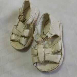 Small vintage white leather sandals 1977 4 1/4 inches